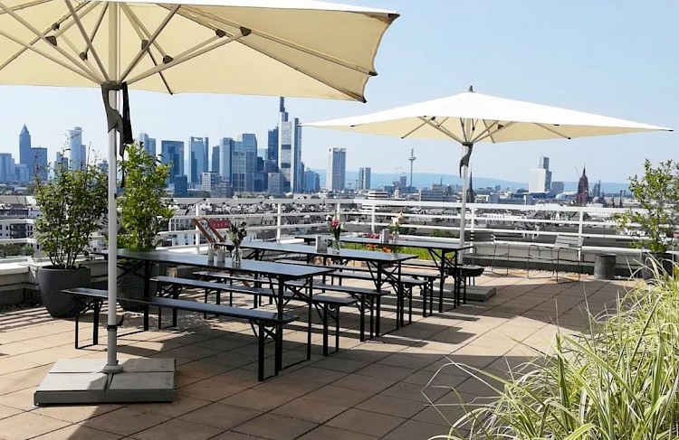 Afterwork-Genuss mit Panoramablick auf die Skyline von der Dachterrasse OutOfOffice Frankfurt