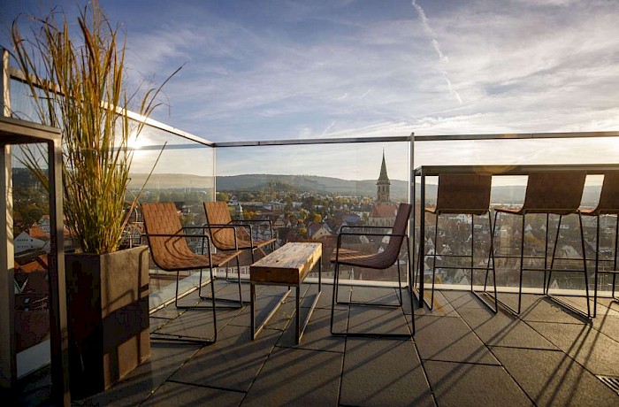 Cosy afterwork on the rooftop of the Viu-Skybar