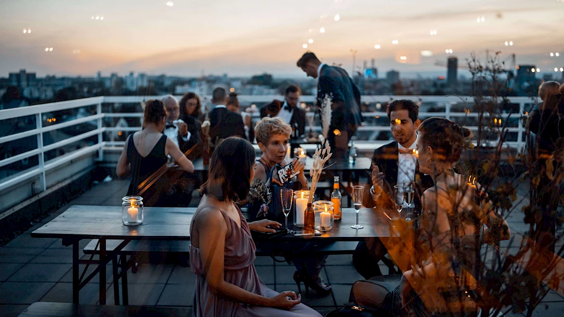 OutOfOffice Sachsenhausen: Event location with a view of the Frankfurt skyline