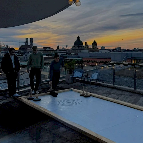 Eisstockschießen über den Dächern von München