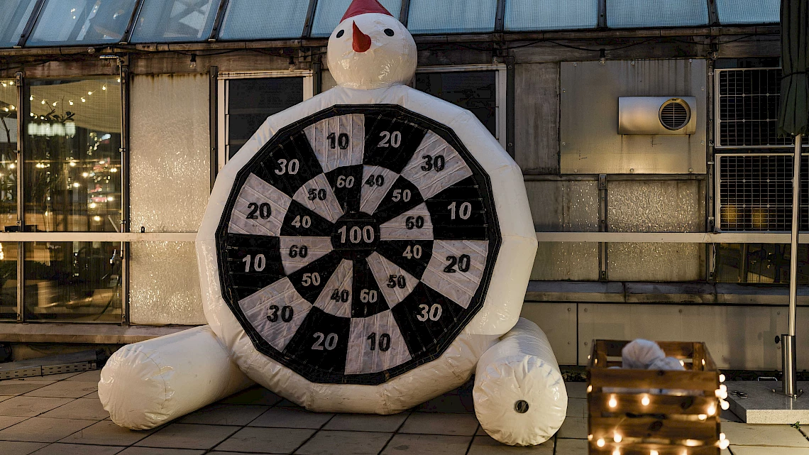 Snowball darts as a team activity for your Christmas party in Stuttgart