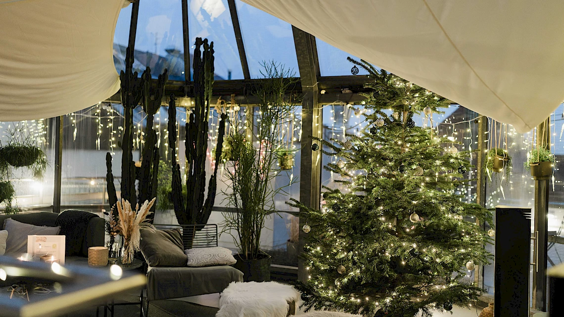 Christmas atmosphere in the winter garden of the OutOfOffice Stuttgart