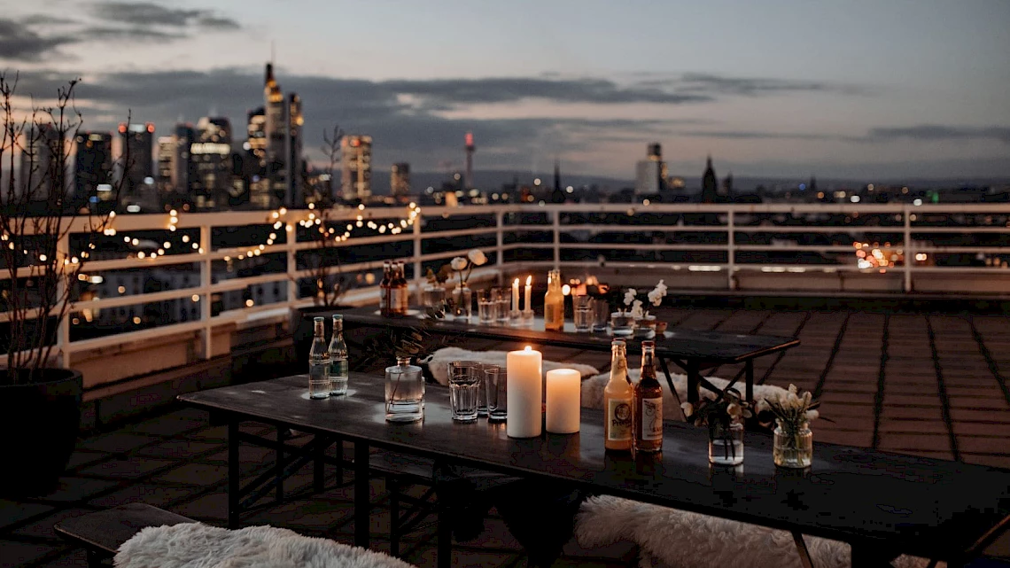 Weihnachtlich dekorierte Dachterrasse der Weihnachtsfeier Location Frankfurt