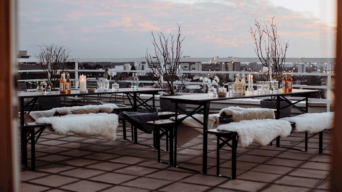 Gemütliche Dachterrasse mit Fellen und Heizstrahlen für Weihnachtsfeiern in Frankfurt