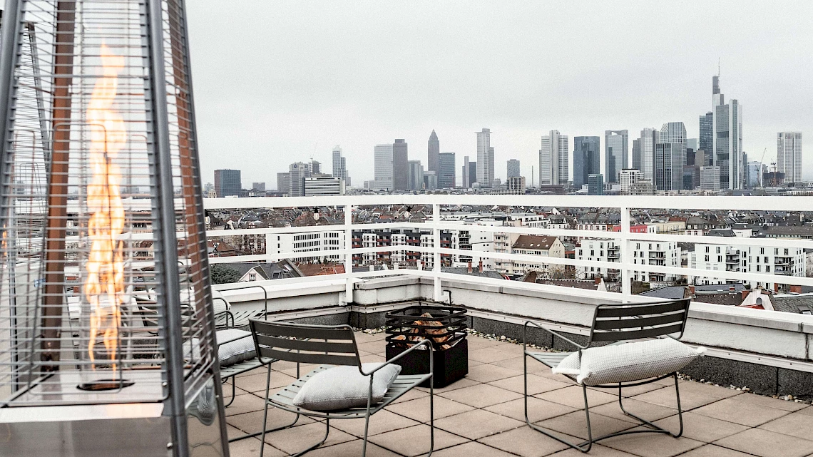 Warme Heizstrahler auf unserer Dachterrasse in Frankfurt Sachsenhausen mit Blick auf die Skyline