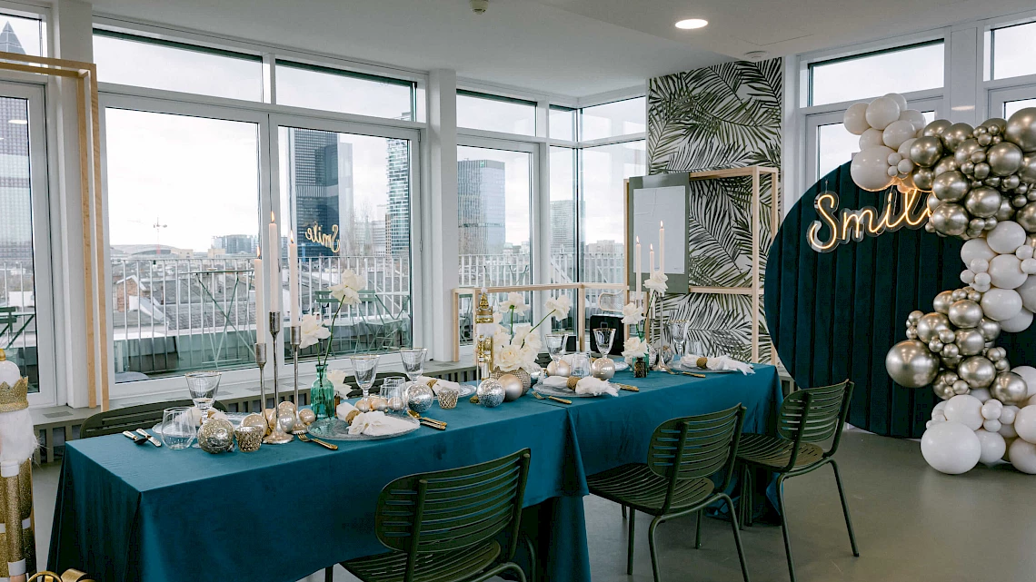 Festlich gedeckte Tafel in unserer Weihnachtsfeier Location im Frankfurter Westend