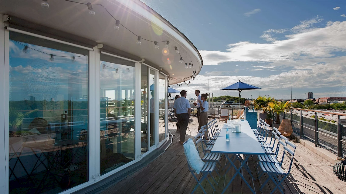 Summer party location Munich with a view of the Eisbach surfers