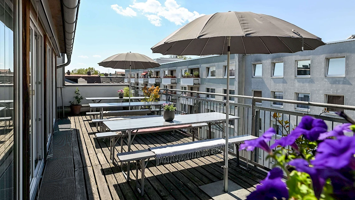 Roof terrace with parasols and flowers - Summer party location Glockenbachviertel