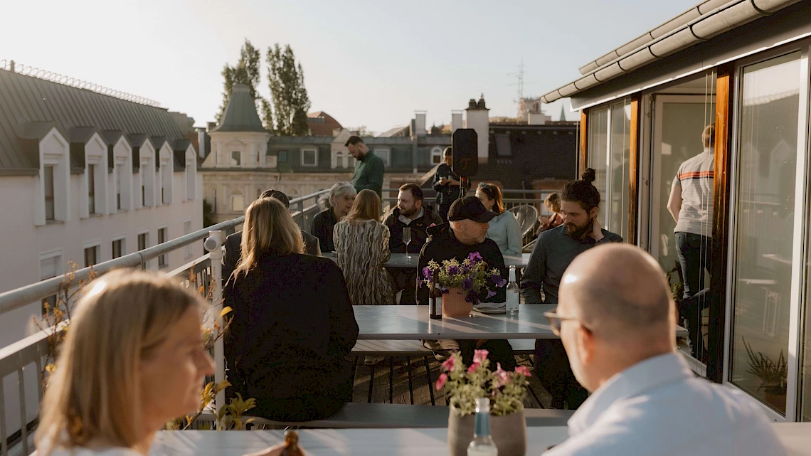 Summer party in Munich: Cozy networking on the roof terrace