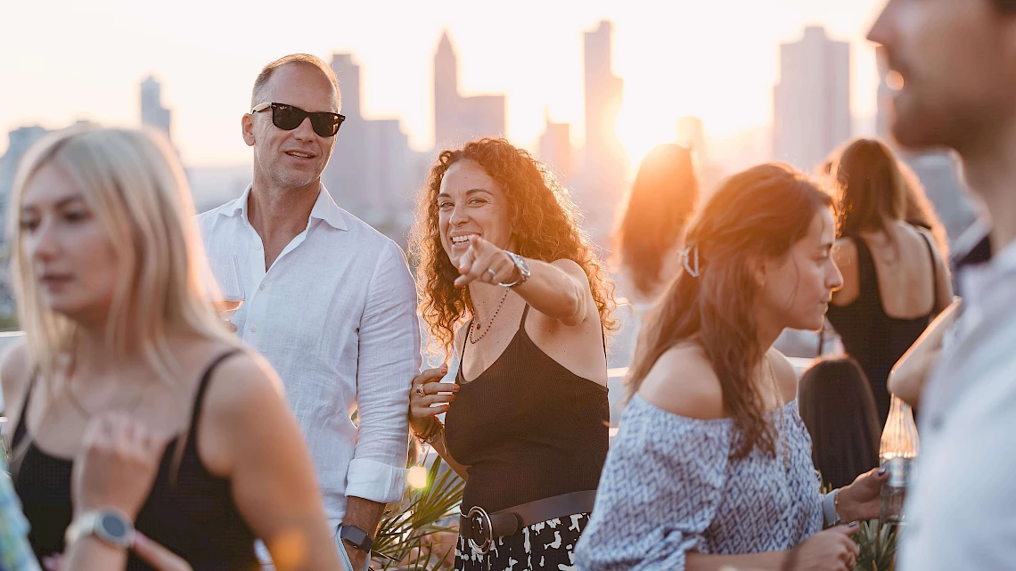 Sommerfest Location Frankfurt Sachsenhausen: Sonnenuntergang hinter der Skyline