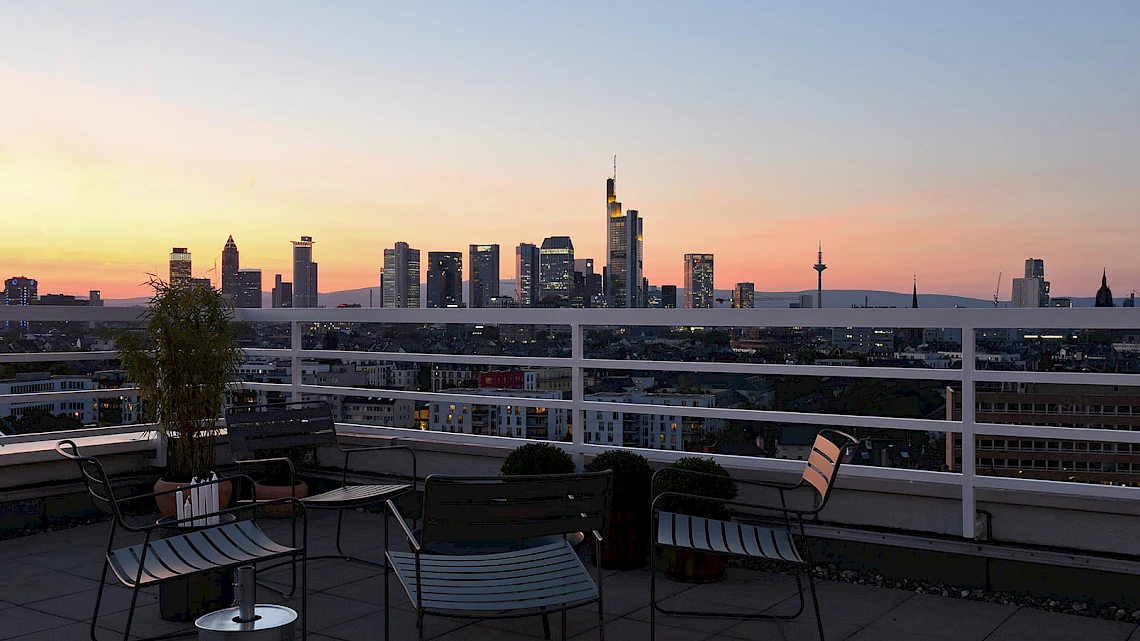Summer party location Frankfurt Sachsenhausen: Sunset behind the skyline