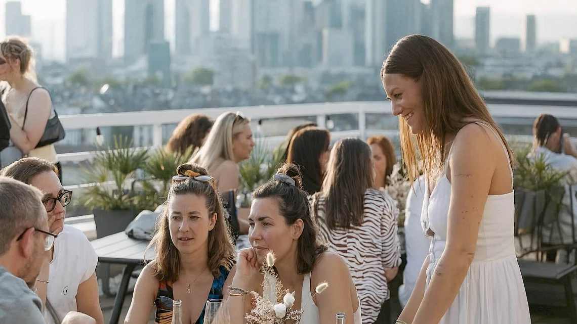 Networking beim Sommerfest auf der Dachterrasse in Frankfurt Sachsenhausen