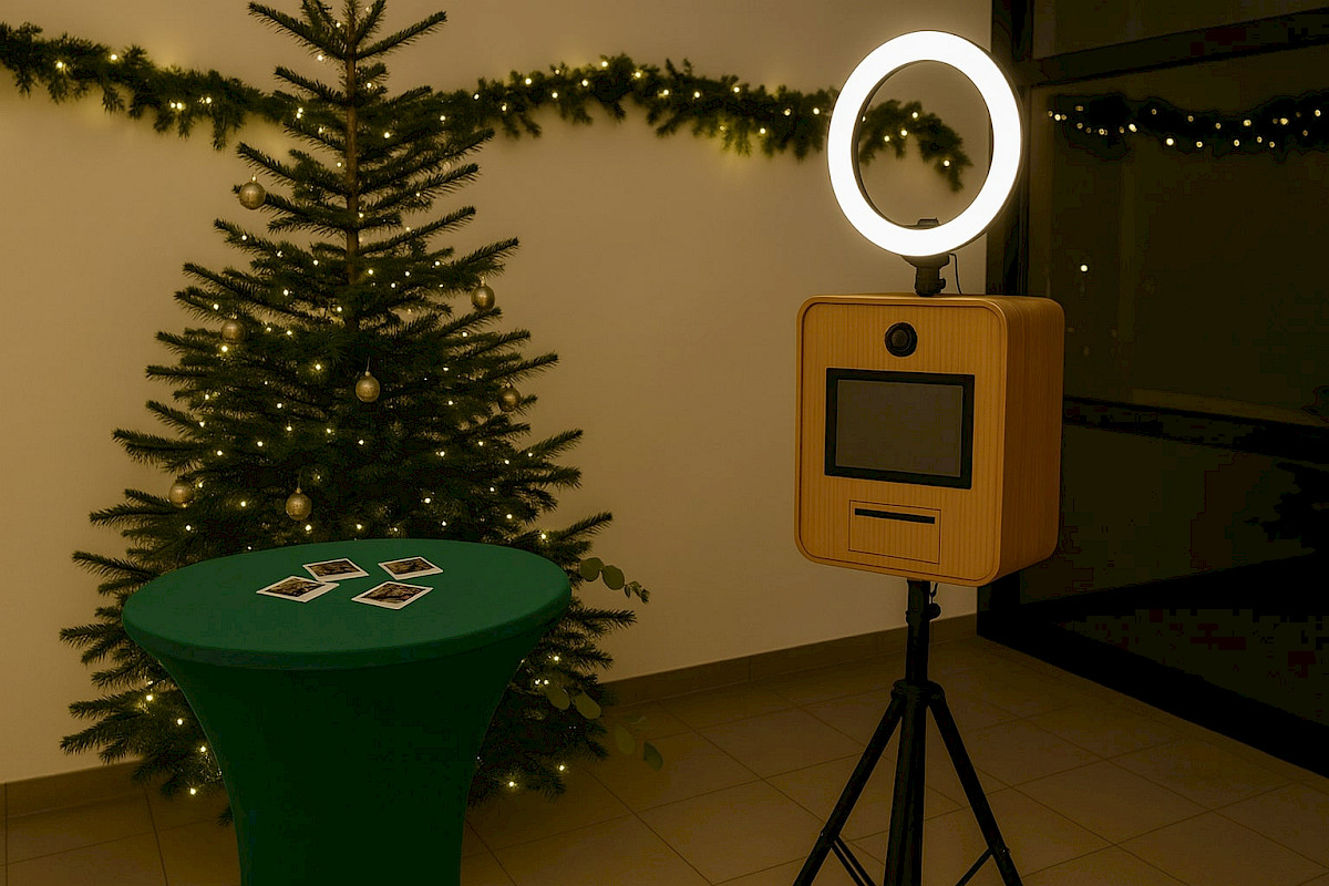 A creative photo box as an idea for your Christmas party