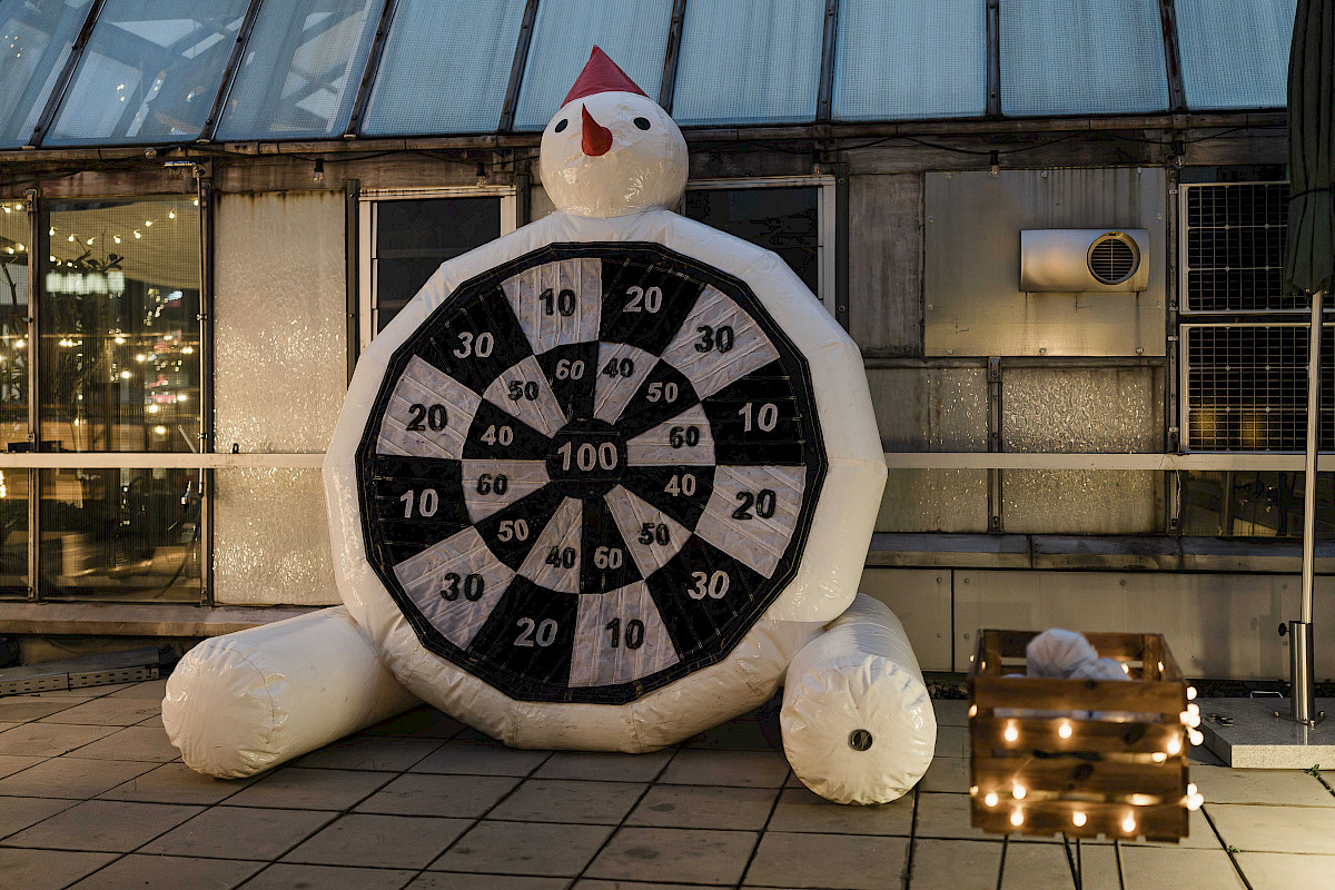 A round of snowball darts over the rooftops of Stuttgart as an idea for your company Christmas party