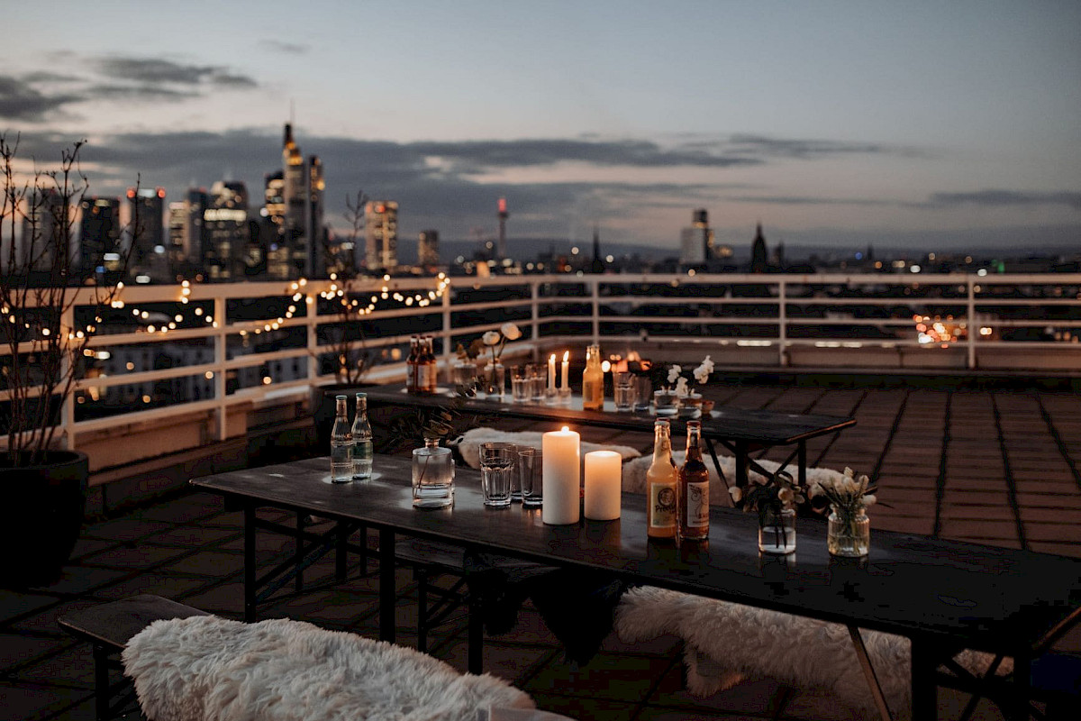 Roof terrace decorated for Christmas with a view of the Frankfurt skyline