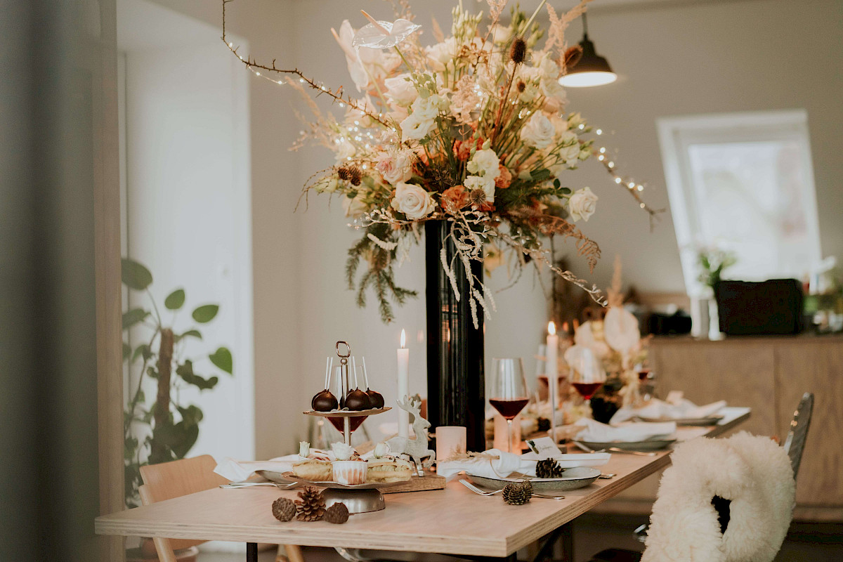 Festively laid table at the OutOfOffice Glockenbachviertel