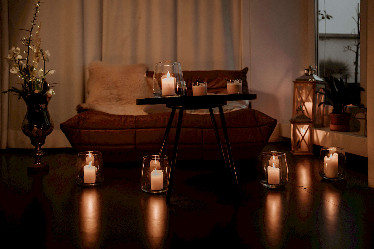 Cozy, Christmas-decorated lounge corner