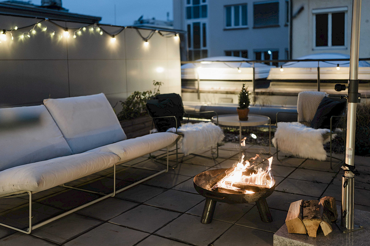 Lounge with fire bowl for your Christmas party at OutOfOffice Stuttgart