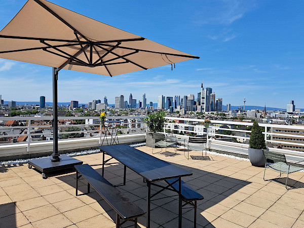 Spannende Location in Frankfurt mit Blick auf die Skyline: OutOfOffice Sachsenhausen