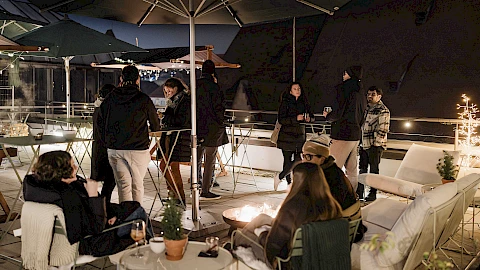 Cozy atmosphere on the Christmas-decorated roof terrace of OutOfOffice Stuttgart