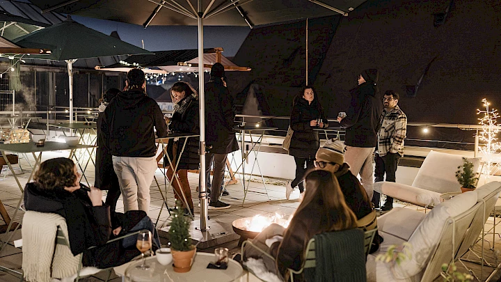 Cozy atmosphere on the Christmas-decorated roof terrace of OutOfOffice Stuttgart