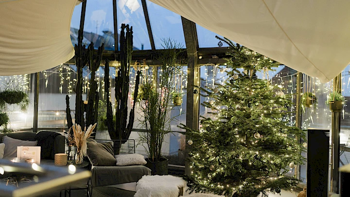 Christmas atmosphere in the winter garden of the OutOfOffice Stuttgart
