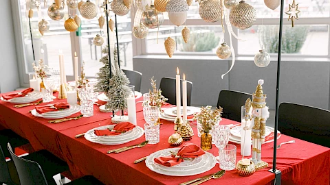 Festively decorated table at our Christmas party location in Frankfurt Sachsenhausen