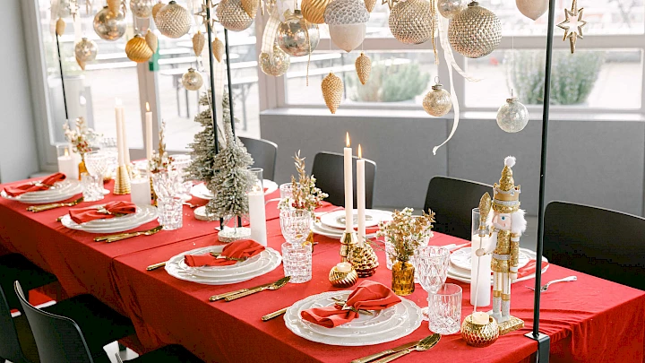 Festively decorated table at our Christmas party location in Frankfurt Sachsenhausen