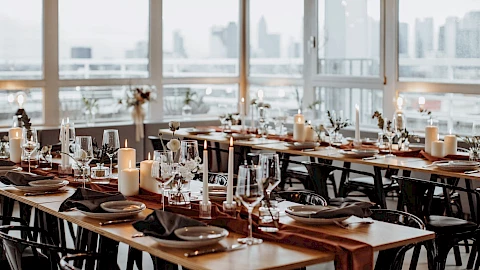 Festively decorated table in our location for Christmas parties in Frankfurt