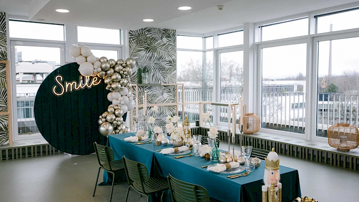 Festively laid table in our Christmas party location in Frankfurt's Westend