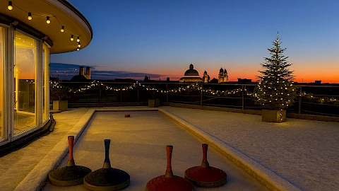 Eisstockschießen auf der Dachterrasse der Weihnachtsfeier Location München mit Blick auf die Frauenkirche