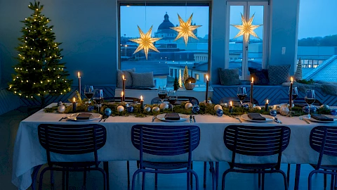 Weihnachtliche Tafel für das Dinner einer Weihnachtsfeier in München