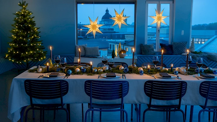 Weihnachtliche Tafel für das Dinner einer Weihnachtsfeier in München
