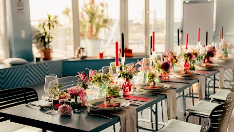 Festlich dekorierte Tafel in der Hochzeitslocation München