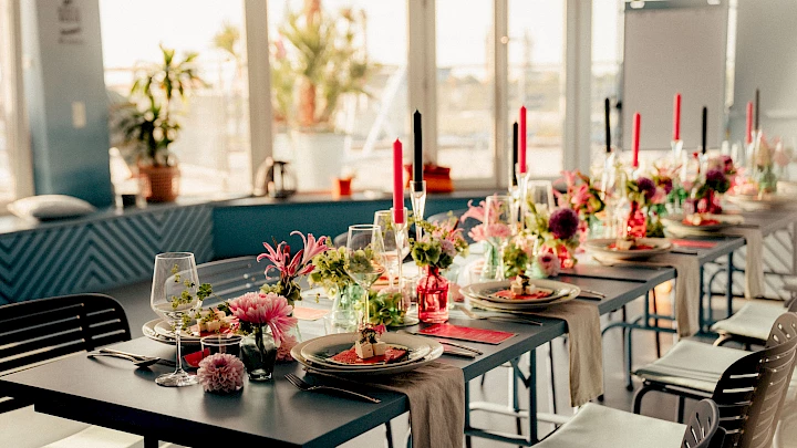 Festlich dekorierte Tafel in der Hochzeitslocation München