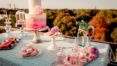 Hochzeit München: Leckere Hochzeitstorte und süße Teilchen