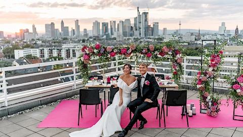 Getting married in Frankfurt: Wedding couple photo shoot in front of the Frankfurt skyline