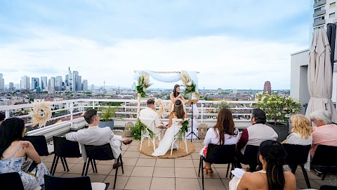 Wedding venue in Frankfurt: Outdoor wedding ceremony on the roof terrace