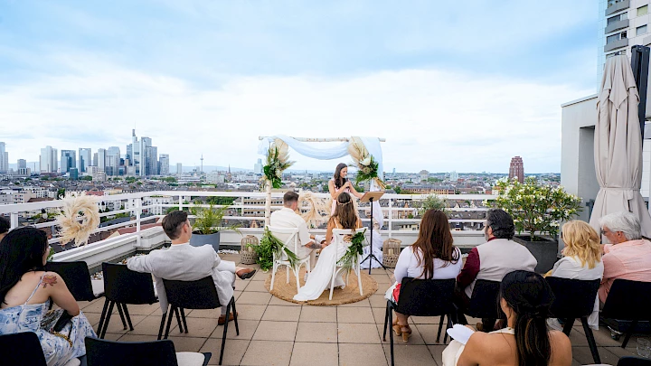 Wedding venue in Frankfurt: Outdoor wedding ceremony on the roof terrace