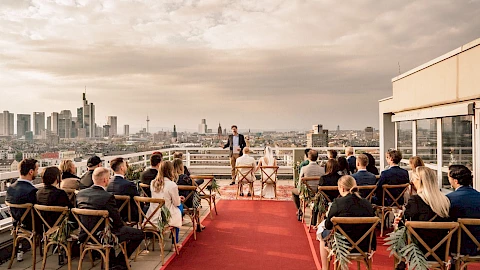 Outdoor wedding ceremony on the roof terrace with the skyline as a backdrop: Getting married in Frankfurt
