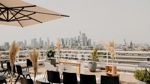 Outdoor wedding ceremony with a view of the skyline: Wedding in Frankfurt