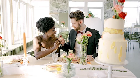 Wedding cake is cut by the bride and groom: Wedding in Frankfurt