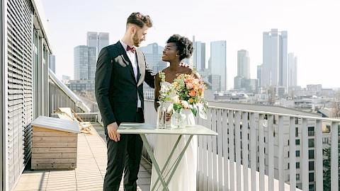 Wedding couple photo shoot in front of the Frankfurt skyline: Wedding location Frankfurt Westend