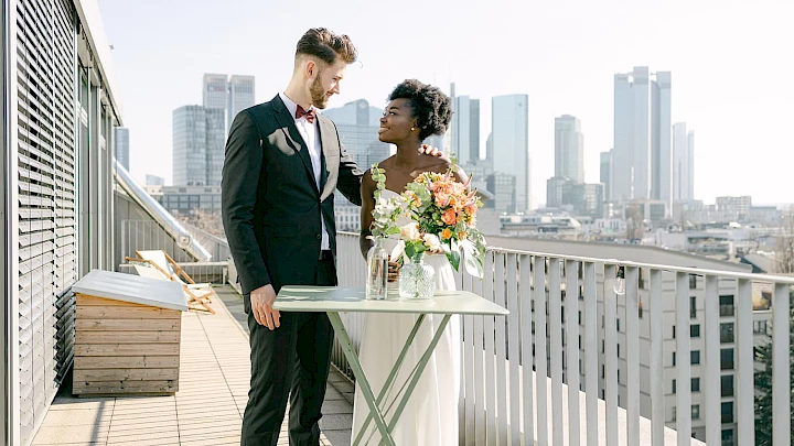 Wedding couple photo shoot in front of the Frankfurt skyline: Wedding location Frankfurt Westend