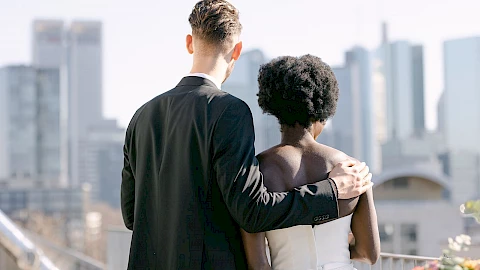 Wedding couple photo shoot against the Frankfurt skyline: Wedding location OutOfOffice Westend
