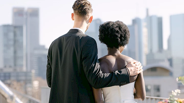 Wedding couple photo shoot against the Frankfurt skyline: Wedding location OutOfOffice Westend