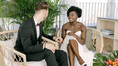 Getting married in Frankfurt: Wedding couple photo shoot at OutOfOffice Westend