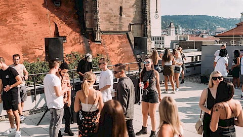 Weitläufige Dachterrasse als Tanzfläche für eine Geburtstagsfeier in Stuttgart