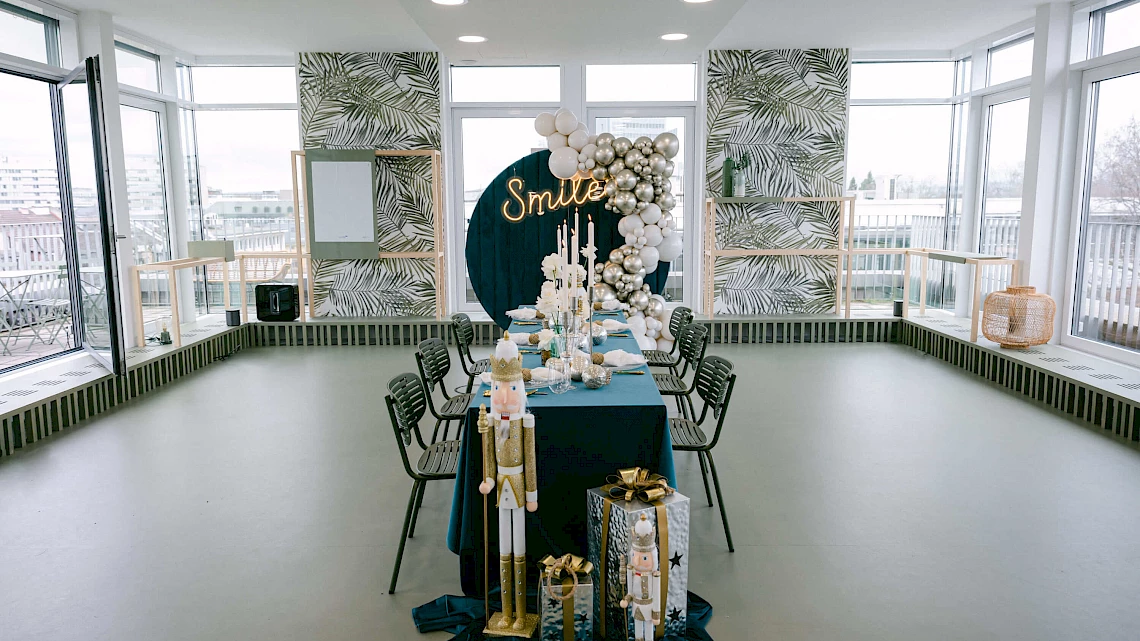 Christmas parties in Frankfurt's Westend with a view of the skyline