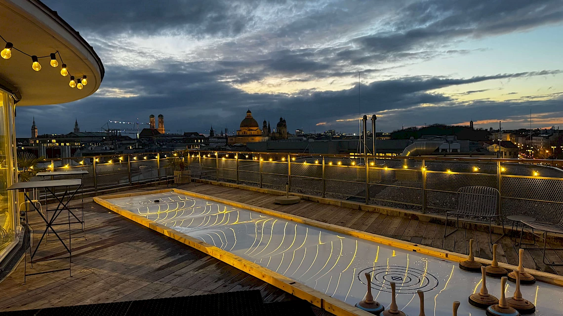 Curling on the roof terrace of the Christmas party location in Munich with a view of the Frauenkirche